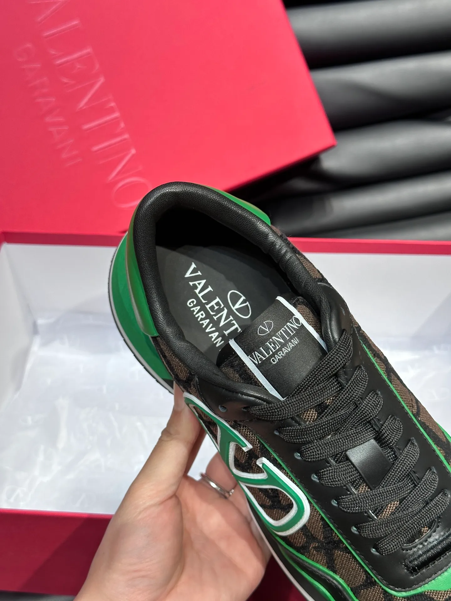 P540💰 Product trademark: VALENTINO "Valentino" Regular size: 38-44 [45 customized] Product materials: Warren men's casual sports shoes, made of multi-material splicing, calf leather stitched with suede cowhide, fabric mesh upper, fabric tongue decorated with brand badge, rubber rivet decorative details on the heel, rivet rubber outsole, non-slip, wear-resistant and shock-absorbing, pure cotton inner foot pad, comfortable and breathable, comes with original box packaging bag!